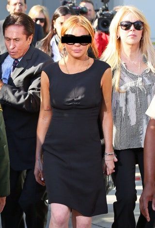 Bilden kan innehålla Människoperson Solglasögon Tillbehör Tillbehör Dina Lohan Modepremiär Kläder och kläder