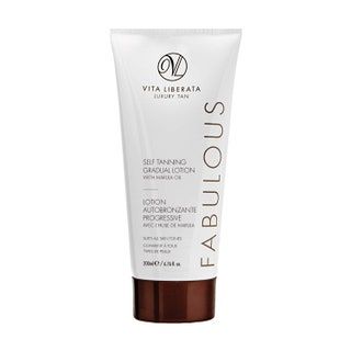 Bilden kan innehålla Bottle Cosmetics och Aftershave