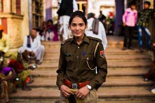 Den här bilden kan innehålla mänsklig person Militär militär uniform officer Transportfordon Motorcykel och skor