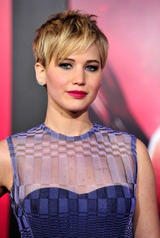 Tämä kuva saattaa sisältää Jennifer Lawrence Face Ihmisen Vaatteet Vaatteet Iltapuvut Muotipuku ja -takki