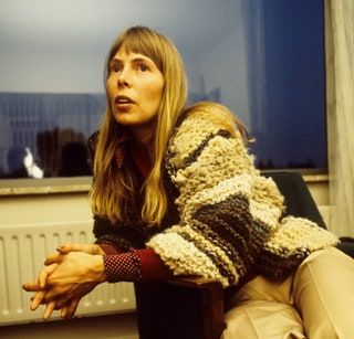 La imagen puede contener Joni Mitchell Ropa Ropa Persona humana y dedo