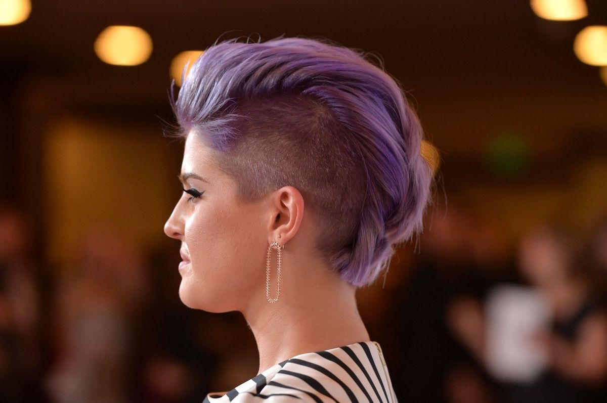 La imagen puede contener la cara y el corte de pelo de una persona humana