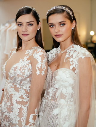 Bild kann enthalten Kleidung Kleidung Menschliche Person Hochzeitsmode Hochzeitskleid Kleid Robe Abendkleid und Spitze