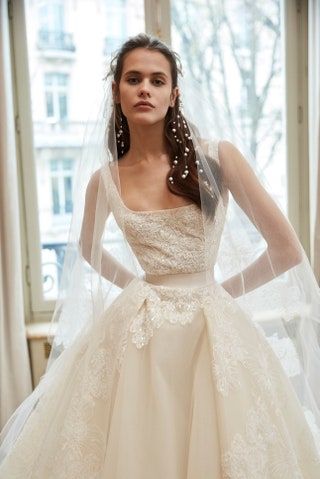 Dieses Bild kann enthalten Kleidung Kleidung Menschliche Person Robe Mode Kleid Hochzeitskleid Hochzeit Braut und Frau
