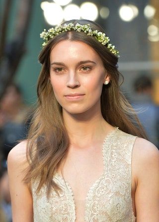 Bild kann enthalten Kleidung Kleidung Mensch Kleid Abendkleid Robe Mode und Gesicht
