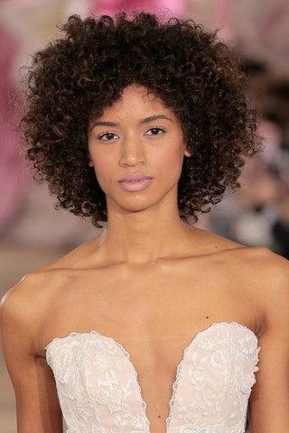 Bild kann Haare Mensch Windel Kleidung und Bekleidung enthalten
