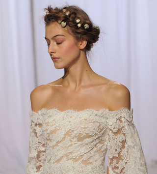 Dieses Bild kann enthalten Kleidung Kleidung Abendkleid Mode Kleid Robe Hochzeit Hochzeitskleid Mensch und Person