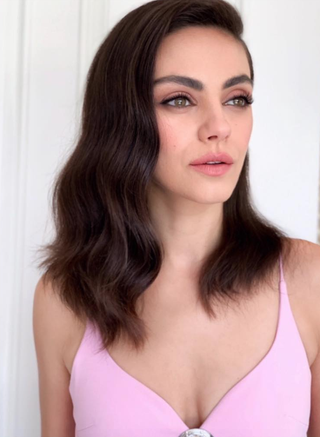 Mila Kunis s srednjo frizuro