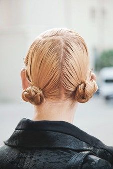 Slika lahko vsebuje Hair Haircut Human and Person