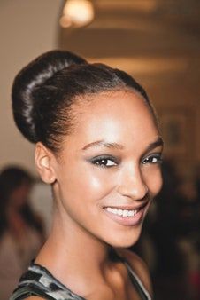 Slika lahko vsebuje obraz človeški lasje Jourdan Dunn in črni lasje
