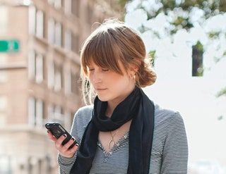 Slika lahko vsebuje Človek Ženska Oseba Ženska Najstnica Dekle Blondinka Kid Otrok Elektronika mobilnega telefona in mobilni telefon