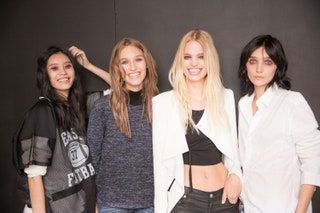 画像には、MingXi衣料品アパレルスリーブ人間DaphneGroeneveld長袖と女性が含まれている可能性があります