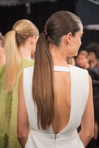 画像には髪の人間とポニーテールが含まれている可能性があります