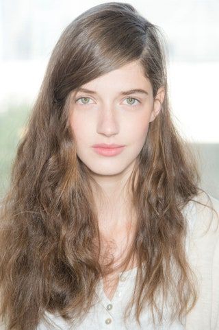 画像には顔の人間の女性の笑顔と髪の毛が含まれている可能性があります