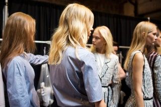 画像には人間服アパレルガールキッドブロンド女性ティーンチャイルドウーマン頭髪と袖が含まれている可能性があります