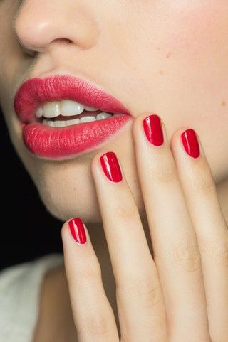画像には、人間のマニキュアネイルリップスティックと化粧品が含まれている場合があります