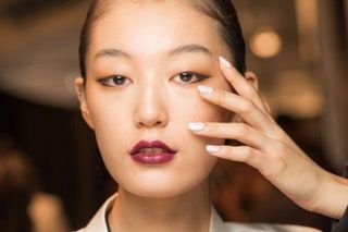 画像には顔の人間の化粧品と口紅が含まれている可能性があります