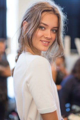画像には、人間の顔の女性のデートの服のアパレルの女の子ブロンドのティーンキッドの女性と子供が含まれている可能性があります
