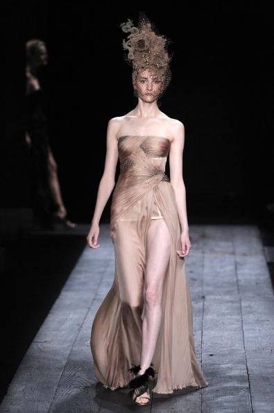 La imagen puede contener Ropa Vestimenta Persona humana Bata Bata Vestido de noche Moda Pasarela Vestido de novia y boda