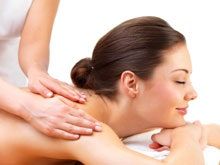 Bild kann Human Person Massage Baby Patient and Therapy enthalten