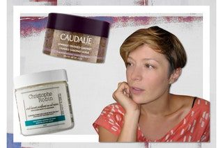 Mlanie Inglessis junto a sus productos de belleza favoritos