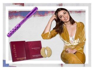 La estilista Justine Marjan junto con sus productos de belleza favoritos