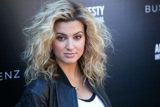 画像には、Tori Kelly Clothing Apparel Human Person Coat Jacket andFaceが含まれている場合があります