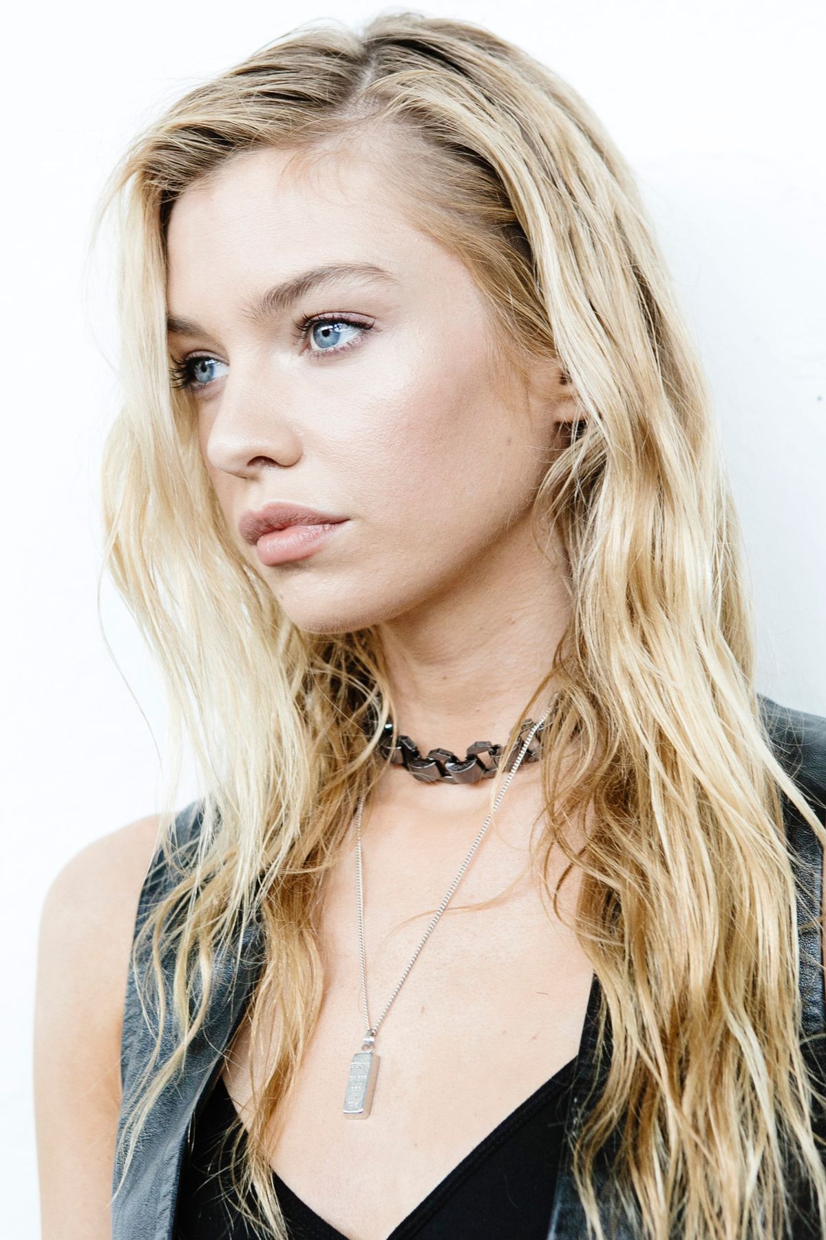 Bilden kan innehålla Mänsklig Person Ansiktshänge Halsband Smycken Tillbehör Tillbehör och Stella Maxwell