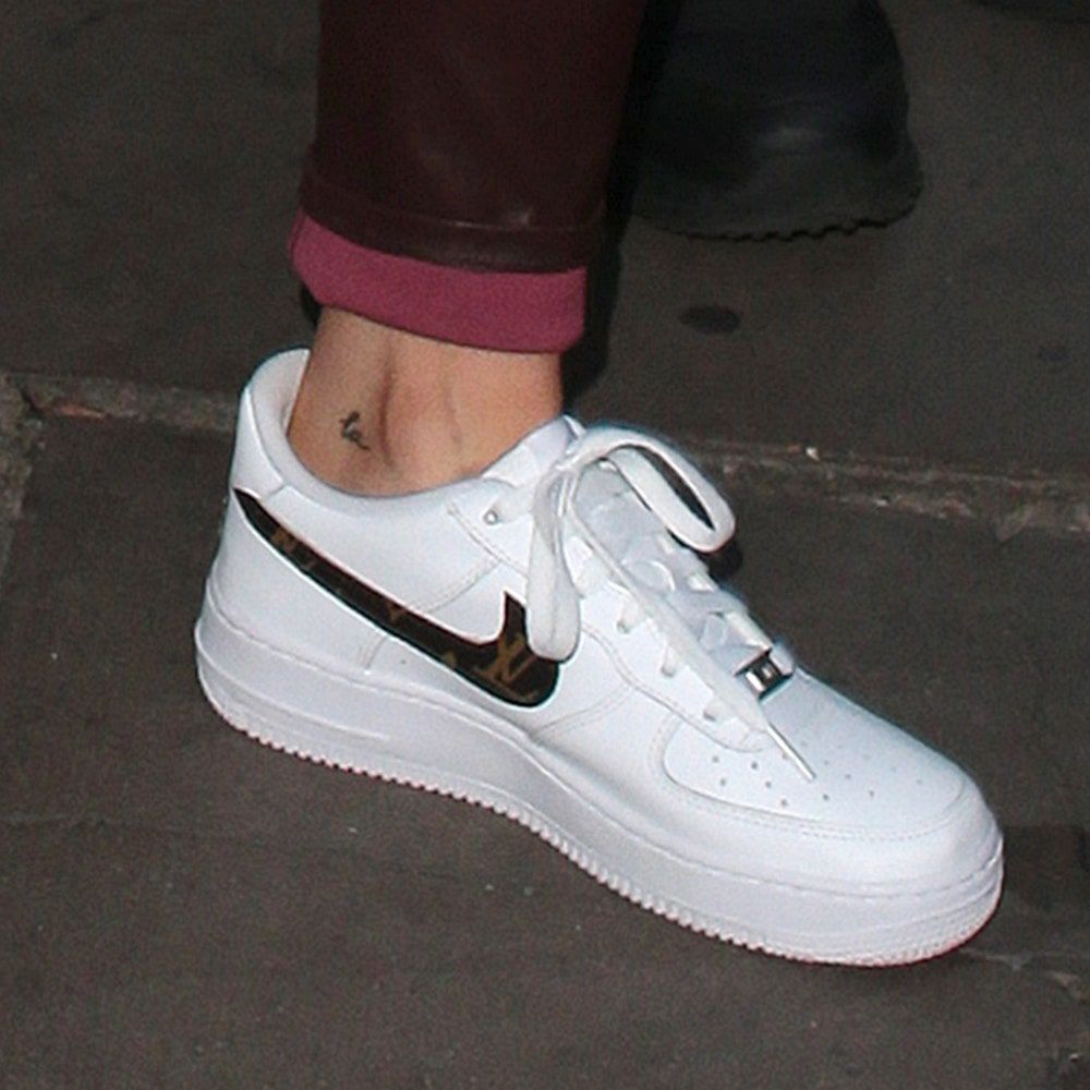 Bild kann enthalten Schuh Bekleidung Schuhe Bekleidung Mensch Laufschuh und Sneaker
