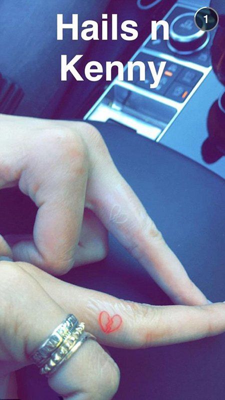Dieses Bild kann Mensch Hand Haut Handgelenk und Finger enthalten