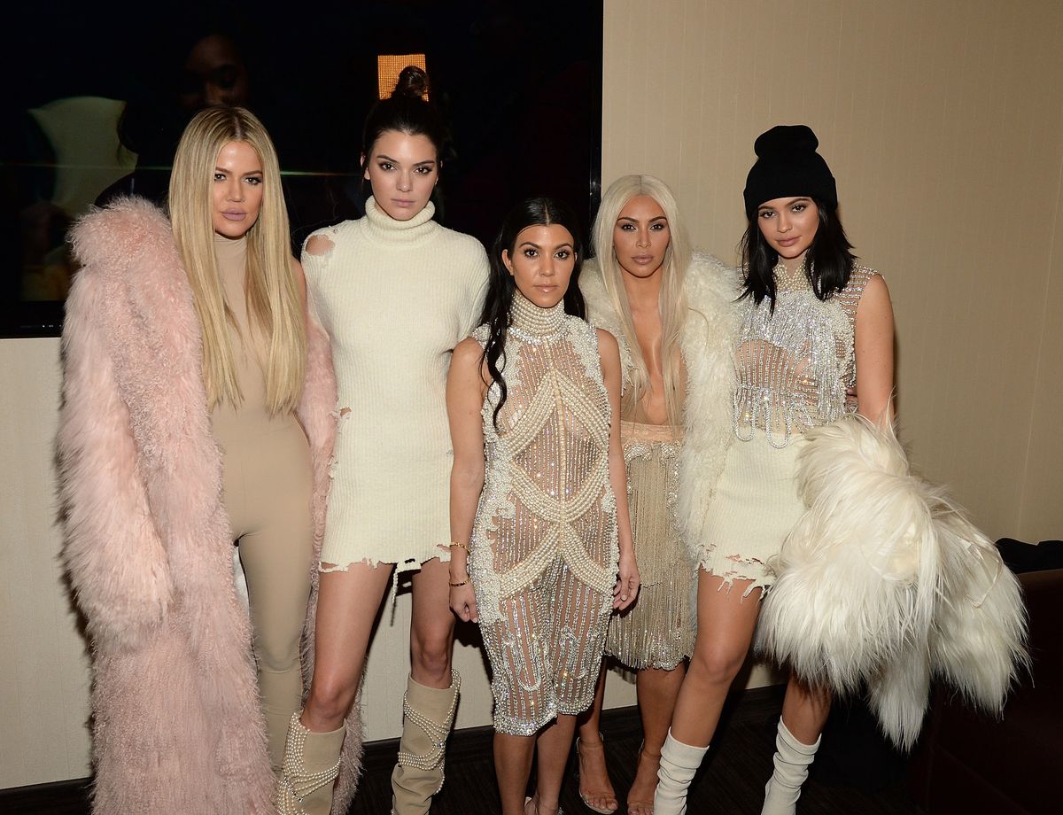 Dieses Bild enthält möglicherweise Kourtney Kardashian Kendall Jenner Khlo Kardashian Menschliche Person Kleidung Bekleidung und Mode