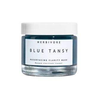 Eine blaue Flasche Herbivore Botanicals Blue Rainfarn Mask auf weißem Hintergrund
