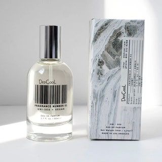 Eine klare Flasche DedCool Fragrance 01 Taunt auf weißem Hintergrund