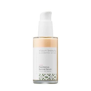 Eine Pfirsichflasche Alpyn Beauty PlantGenius Survival Serum auf weißem Hintergrund
