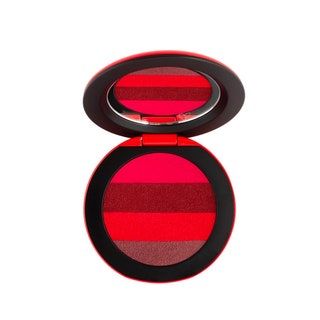 Eine kreisförmige rot-violette Pfanne aus Westman Atelier Lip Suede auf weißem Hintergrund