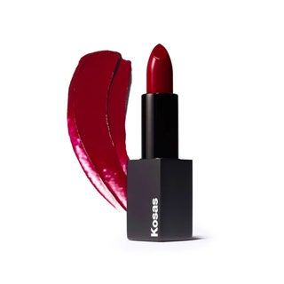 Eine schwarze Tube Kosas Weightless Lipstick in einem tiefen Rot auf weißem Hintergrund