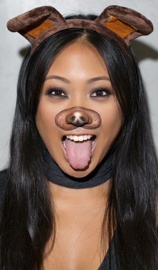 画像には顔の人間の口と唇が含まれている可能性があります