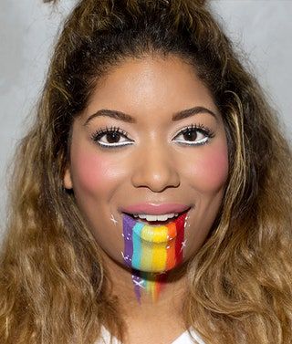 画像には顔の人間の口の唇と歯が含まれている可能性があります