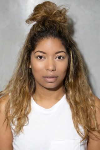 この画像には、顔の人間の人の笑顔の服のアパレル女性の女性の十代の少女の子供とブロンドが含まれている可能性があります