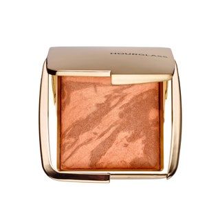 Bilden kan innehålla kosmetika och ansiktsmakeup