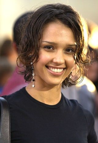 Bild könnte enthalten Gesicht Mensch Mensch Lächeln Jessica Alba Grübchen Kleidung und Kleidung