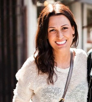 Bild kann enthalten Pullover Kleidung Bekleidung Gesicht Mensch Person Weibliches Lächeln und Frau