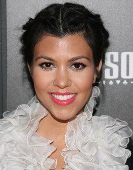 Bild könnte enthalten Gesicht Mensch Kourtney Kardashian Haar Kleidung Bekleidung Lächeln und schwarzes Haar