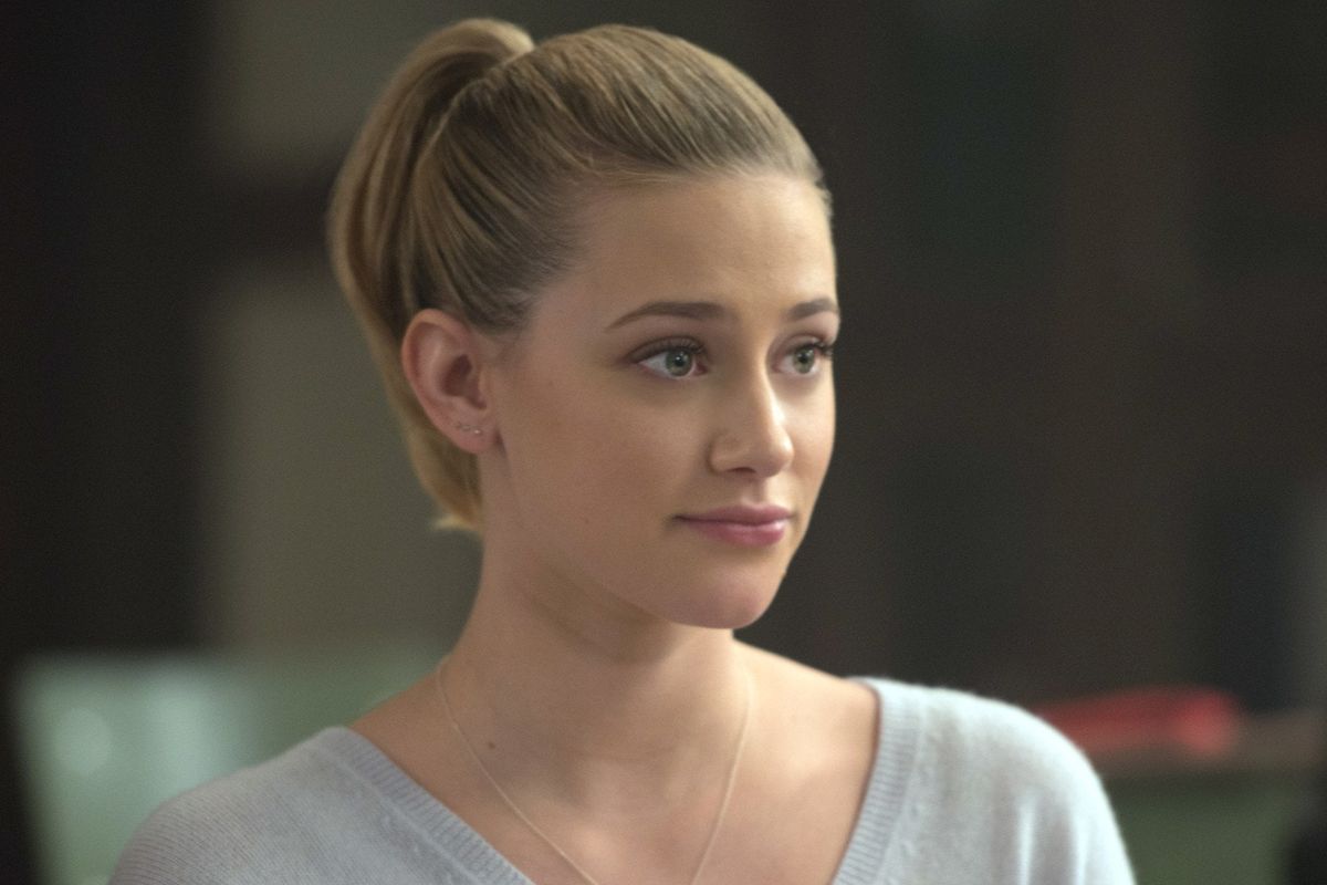 Bild könnte enthalten Mensch Lili Reinhart Gesicht Kleidung Bekleidung Weibliche Ärmel Wohnkultur Mädchen Blond und Kind