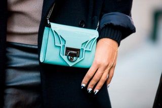 Bild kann Human Person Accessories Accessory Handtasche und Tasche enthalten