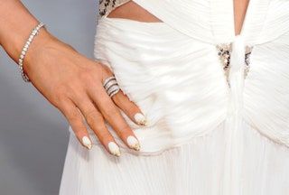 Das Bild kann enthalten menschliche Person Kleidung Kleid Robe Bekleidung Mode und Abendkleid