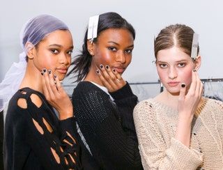 Bild kann menschliche Person Gesicht Kleidung Bekleidung Ärmel weiblich und Haare enthalten