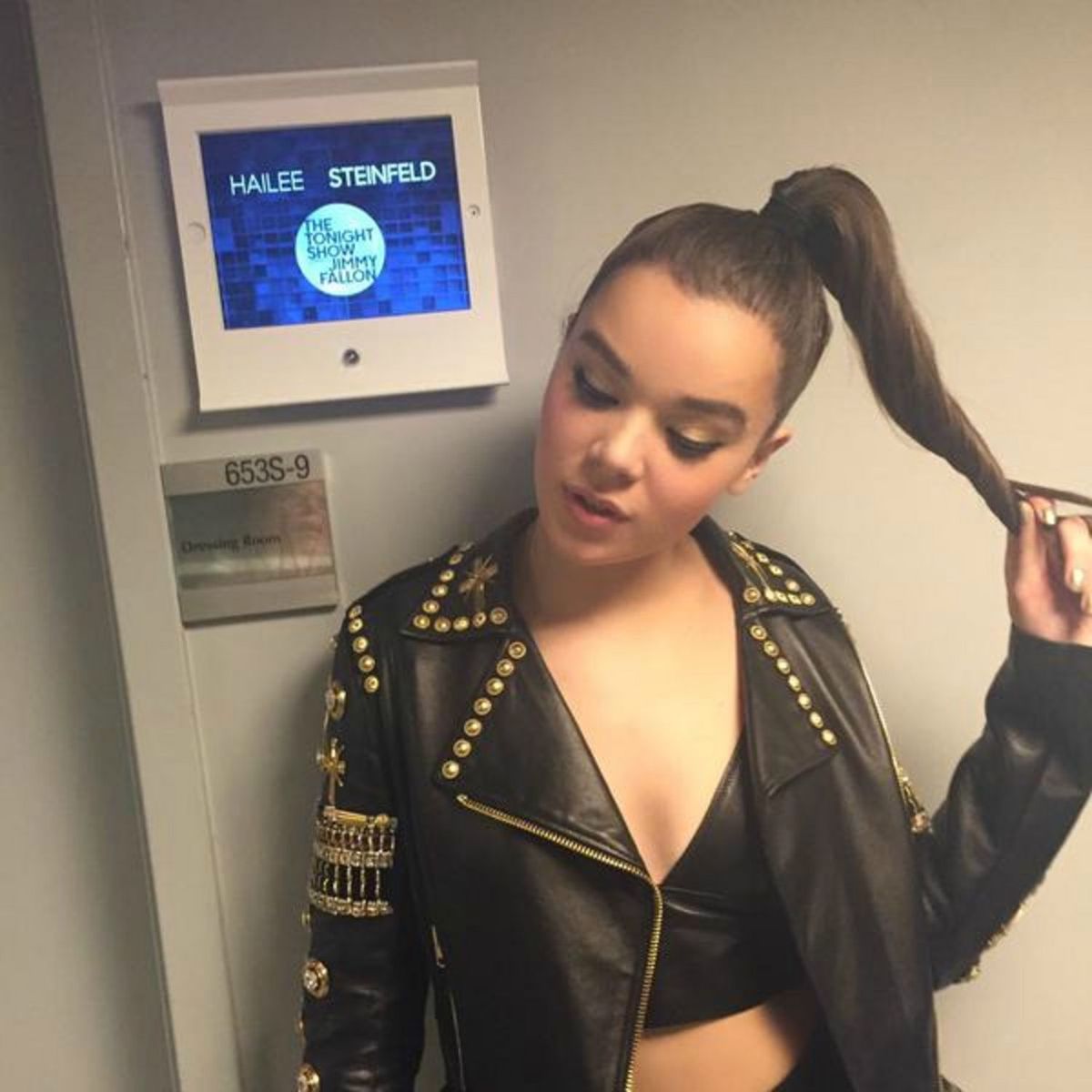 La imagen puede contener Ropa Ropa Chaqueta Abrigo Persona humana Hailee Steinfeld y cabello