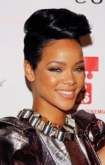 Bild könnte enthalten Haare Gesicht Mensch Schwarzes Haar Rihanna und Haarschnitt