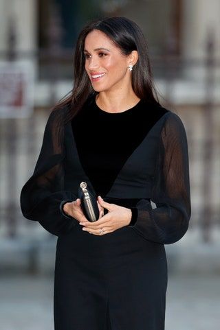 La imagen puede contener Ropa Manga Ropa Manga larga Meghan Markle Persona humana Vestido de noche Bata y moda
